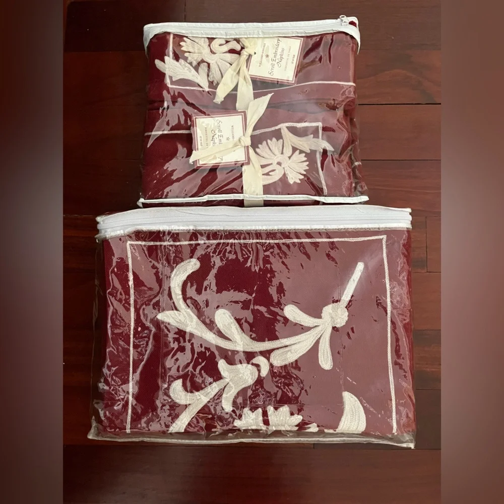 New table ware Williams Sonoma Crimson 8 Napkins and 8 Placemats deep Red